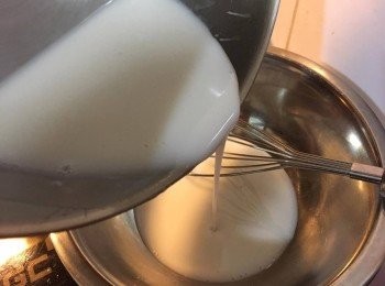 step2: 跟住倒粉漿落鍋, 用細火上煮但要不停攪拌至粉漿微微杰身，之後熄火放涼備用