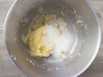 step2: 無鹽奶油打柔順後，分次加入細砂糖，攪拌至無顆粒。
