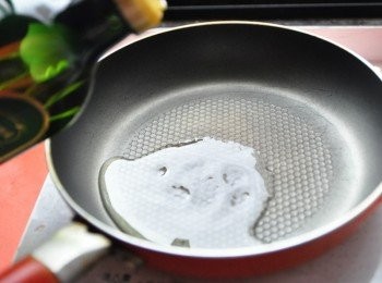 step2: 先以1大匙油熱鍋