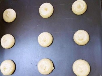 step3: 烤箱預熱40分鐘 將完成的步驟2放入擠花帶中平均擠出18顆麵糊團