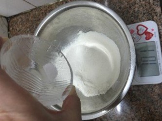 step2: 加入鹽和麵粉混合
