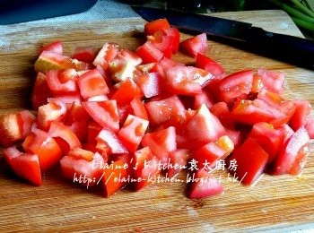 step3: 芹菜莖用水沖一沖洗及瀝乾 , 蕃茄洗淨切粒