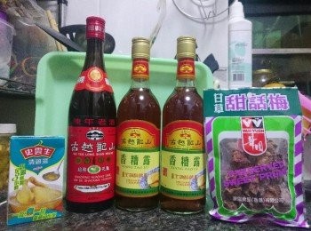 step1: 首先, 把<span class="group_1">材料</span>都準備一下下, <a href="https://bit.ly/3zHU5V3" target="_blank" data-keyword="雞翼" class="guide-link"><strong>雞翼</strong></a> <span style="display:inline-block;vertical-align:middle;margin-top:-3px;color:initial;border-radius:3px;padding:2px 3px;font-size:12px;line-height:14px;background:#87d300;color:#fff;">即買</span> 要洗淨; 杞子洗淨後用熱水稍浸一下。
<br><br>
YummyMammy小小TIPs: <br>
如果用急凍<a href="https://bit.ly/3zHU5V3" target="_blank" data-keyword="雞翼" class="guide-link"><strong>雞翼</strong></a> <span style="display:inline-block;vertical-align:middle;margin-top:-3px;color:initial;border-radius:3px;padding:2px 3px;font-size:12px;line-height:14px;background:#87d300;color:#fff;">即買</span> 的話, 記得要妥善解凍去雪味啊! 可以讓急凍<a href="https://bit.ly/3zHU5V3" target="_blank" data-keyword="雞翼" class="guide-link"><strong>雞翼</strong></a> <span style="display:inline-block;vertical-align:middle;margin-top:-3px;color:initial;border-radius:3px;padding:2px 3px;font-size:12px;line-height:14px;background:#87d300;color:#fff;">即買</span> 自然解凍, <a href="https://bit.ly/3zHU5V3" target="_blank" data-keyword="雞翼" class="guide-link"><strong>雞翼</strong></a> <span style="display:inline-block;vertical-align:middle;margin-top:-3px;color:initial;border-radius:3px;padding:2px 3px;font-size:12px;line-height:14px;background:#87d300;color:#fff;">即買</span> 解凍後，然後放在水喉下用清水冲約10分鐘，將雪藏味道冲走, 怕浪費的話, 也可以用鹽水浸泡一下下使雪全部溶掉即可, 但不能泡在雪水裡太長時間喔, 然後<a href="https://bit.ly/3zHU5V3" target="_blank" data-keyword="雞翼" class="guide-link"><strong>雞翼</strong></a> <span style="display:inline-block;vertical-align:middle;margin-top:-3px;color:initial;border-radius:3px;padding:2px 3px;font-size:12px;line-height:14px;background:#87d300;color:#fff;">即買</span> 放入滾水汆水1分鐘(建議加少許薑片)。