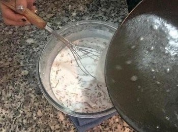 step5: 將高湯煮滾，沖入混勻的粉料裡，邊倒邊攪拌！