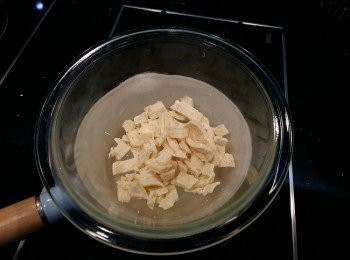 step7: 先將鍋子裝入1/4高度的水(以水量不碰到容器為準)。 以隔水加熱方式融化巧克力。