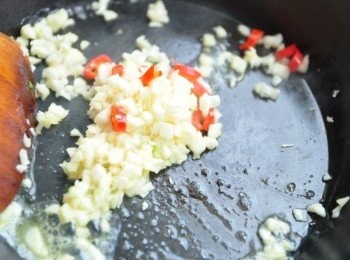 step2: 先將奶油加熱後，放入蒜末與辣椒拌炒爆香