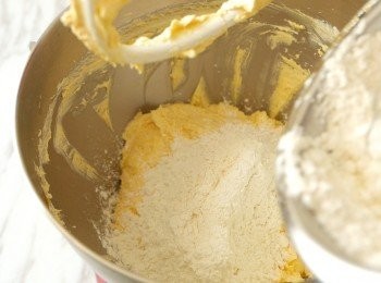 step6: 加入一半份量的粉類材料後以低速拌至混合。