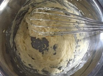 step2: 牛油、砂糖用機或手打起，然後加入雞蛋攪滑。
