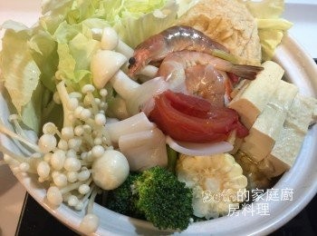 step5: 雞肉吃完後，排入火鍋料，加入昆布洋蔥高湯