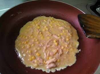 step3: 起鍋下點奶油融化後倒入蛋液