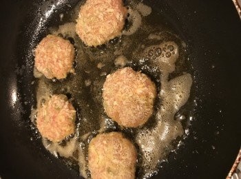 step6: 把漢堡扒兩面大約煎四分鐘.