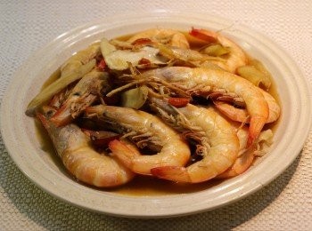 step8: 蝦肉吸收了淡淡的藥材味，還有麻油和米酒的香氣，蝦入口又爽甜，真的非常美味。