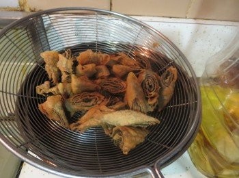 step4: 捞起后，美美香脆的紫菜卷以吸油纸吸干，冷切后就可以收入罐子啦