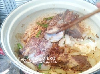 step5: 加入牛骨拌勻 , 再加入沙爹醬 , 花生碎炒香