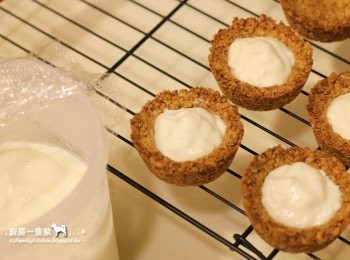 step8: 食用前舀入適量優格，佐以果醬或檸檬醬、水果丁裝飾即可。