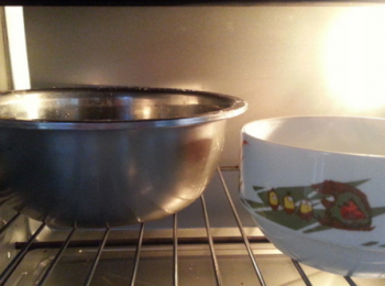 step5: 放入焗爐，調製37度然後裡面放碗熱水，讓其慢慢發酵至2倍大小。