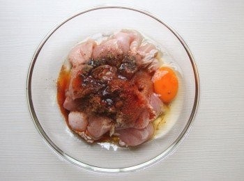 step2: 將所有醃料及雞蛋加入雞肉塊裡抓醃均勻,靜置30分鐘讓它入味(喜歡更入味的話,建議放冰箱半天更佳)