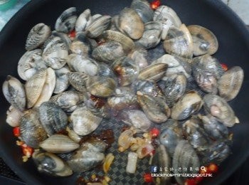 step4: 待沙茶醬稍為煮開便可落蜆，接著再加半杯水、玫瑰露酒、花雕酒和魚露，待蜆開口就可以熄火。(如果有芫茜的話也可以放一些，令色彩和食味豐富一點，不過老公不吃芫茜所以沒加)