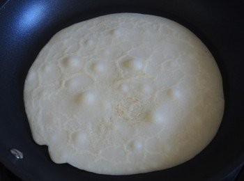 step5: 將薄餅皮反面，煎多10-20秒便取出重複共做成5張。