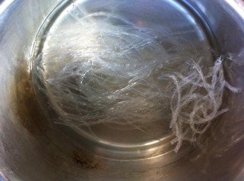 step1: 燕菜絲和斑斕葉洗淨
首先加入食水和燕菜絲斑斕葉，煮滾。