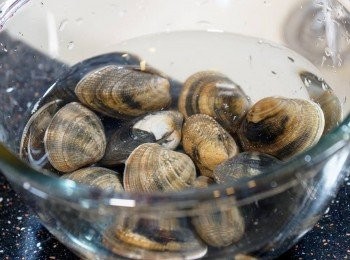 step1: 把大蜆放入鹽水吐沙。