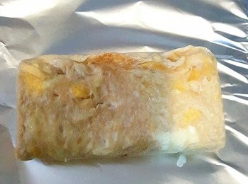 step6: 將玉子燒放在錫紙上包好，輕力將玉子壓成理想造型及結實一點