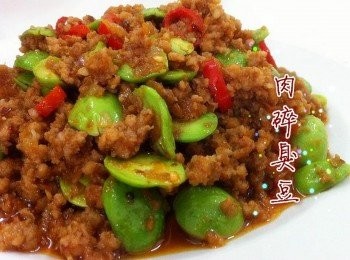 step3: 然後轉大火倒入肉碎爆炒至香味四溢，倒入臭豆，紅辣椒和3大匙食水大火炒翻，最後試味，若味道欠佳可以加入少許淡醬油調味。