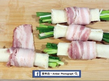 step5: 將培根片，捲到吐司捲上。
