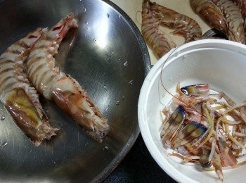 step1: 將大蝦剪去腳部份