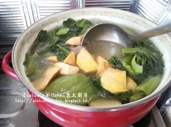 step5: 再加入蕃薯拌勻煲15分鐘後蓋上蓋轉慢火煲1 1/2小時