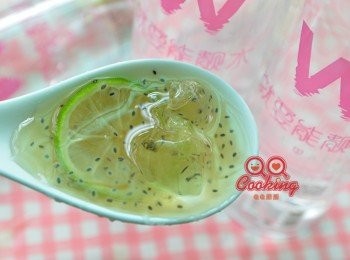 step9: 濃濃的冬瓜露，還帶著淡淡香檸味，每一口都有幫助腸胃消化的羅勒籽，用最健康的水做出消暑又健康的飲品!
