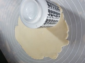 step13: 同樣用杯再吸出皮(此份量可以做約17個油角)