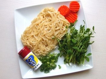 step6: 準備拉麵<span class="group_1">食材</span>，準備一鍋熱水將麵汆燙。