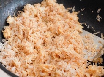 step4: 然後下雞蛋，繼續炒