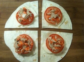 step2: 在墨西哥薄餅皮上依序舖上Mozzarella乾酪、牛蕃茄片及香草鮮蔬鮪魚抹醬。