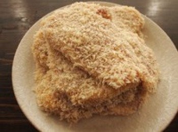 step2: 取一個雞蛋打成蛋液，豬排兩面抹上少許鹽和白胡椒以後分別裹上麵粉、蛋液和麵包粉備用。