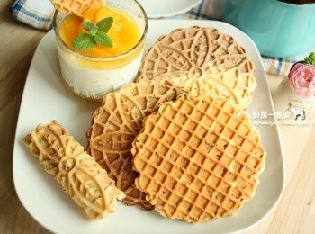 step11: 利用剪刀修下來的餅乾碎邊，記得邊剪邊用盤子接好，這些美味的邊邊角角，拿來配冰淇淋或早餐水果優格也是很不錯的喲～