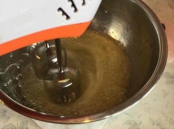 step1: 一定要用雪過的蛋。先把蛋白和蛋黃仔細分開，分別放在無水無油的器皿內。我通常先處理蛋白先，蛋白加入醋，先用高速把蛋白打至起很多泡，然後加一半的糖再用高速繼續打至變白但未完全挺身，通常會脹身一倍好泡，記住每個角落都要打到。再加入另一半的砂糖，用中速打至挻身，每個角落都要打到。當打到反轉都不會掉下來，就用最低速打30秒，慢慢在蛋白糊游走，令蛋白糊更細緻，泡泡細啲。