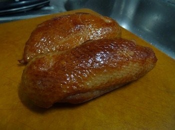 step3: 鴨胸離鑊置砧板上10分鐘, 期間煮滾雞湯， 將烏冬煮熱,