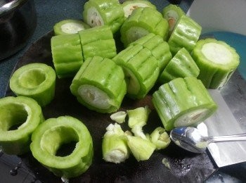 step1: 長身苦瓜洗淨切段後去籽,用鹽醃片刻,洗淨