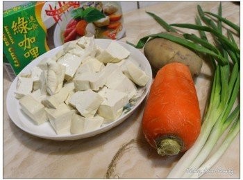 step1: 先將所有<span class="group_1">食材</span>洗淨瀝乾水份，再將板豆腐必成適當大小後備用