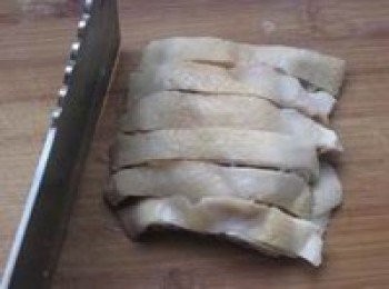 step9: 吃的時候將米飯盛出，把切好的雞塊放入盤中，黃瓜切片擺在一旁