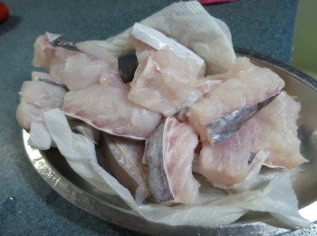 step2: 門鱔魚請魚檔檔主代為斬件,回家洗淨用廚房紙索乾水份