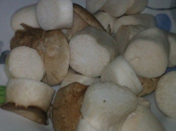 step1: 將杏鮑菇稍微沖洗切成丁狀