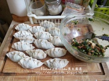 step12: 餃子餡料從雪櫃取出 , 將適量份量放在餃皮上 , 用麵粉糊對摺封口 , 再由左至右摺成餃子形狀