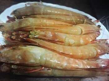 step1: 先將大蝦解凍然後剪去蝦頭既鬚及腳，方便進食