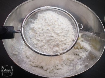 step3: 糖,蒜鹽及麵粉過篩加入薯蓉內