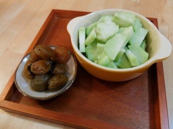 step1: 把菜心處瀝乾淨，先過一下熱水去除菜味，再抓一點鹽巴，再用開水沖過