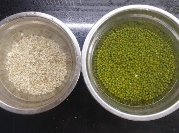 step1: 綠豆、薏米洗淨，先浸1小時