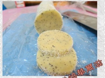 step3: 5.用手滾圓成圓柱長條,再整條滾白砂外包保鮮膜包好,冷凍1小時拿出切片厚約1cm,每片放烤盤上(不要再移動了因會變軟會變形)
6.烤箱預熱170度